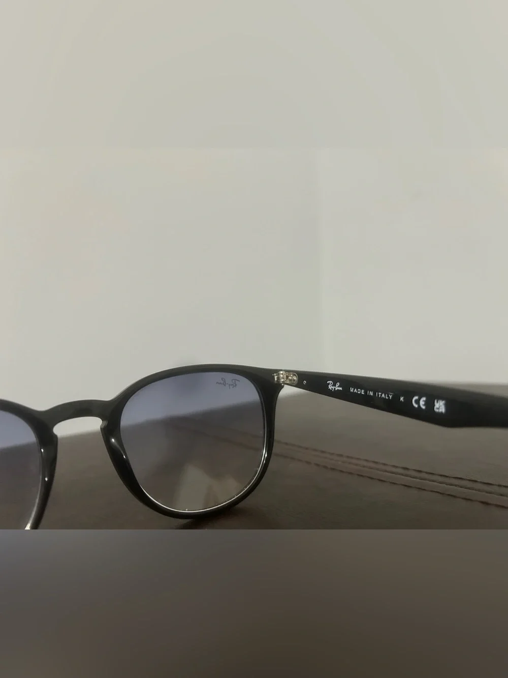 Ray-Ban Black Round Sunglasses with Gradient Lenses